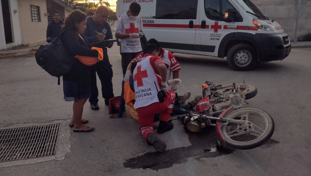 Motociclista ignora la señal de alto y choca contra un carro en Felipe Carrillo Puerto