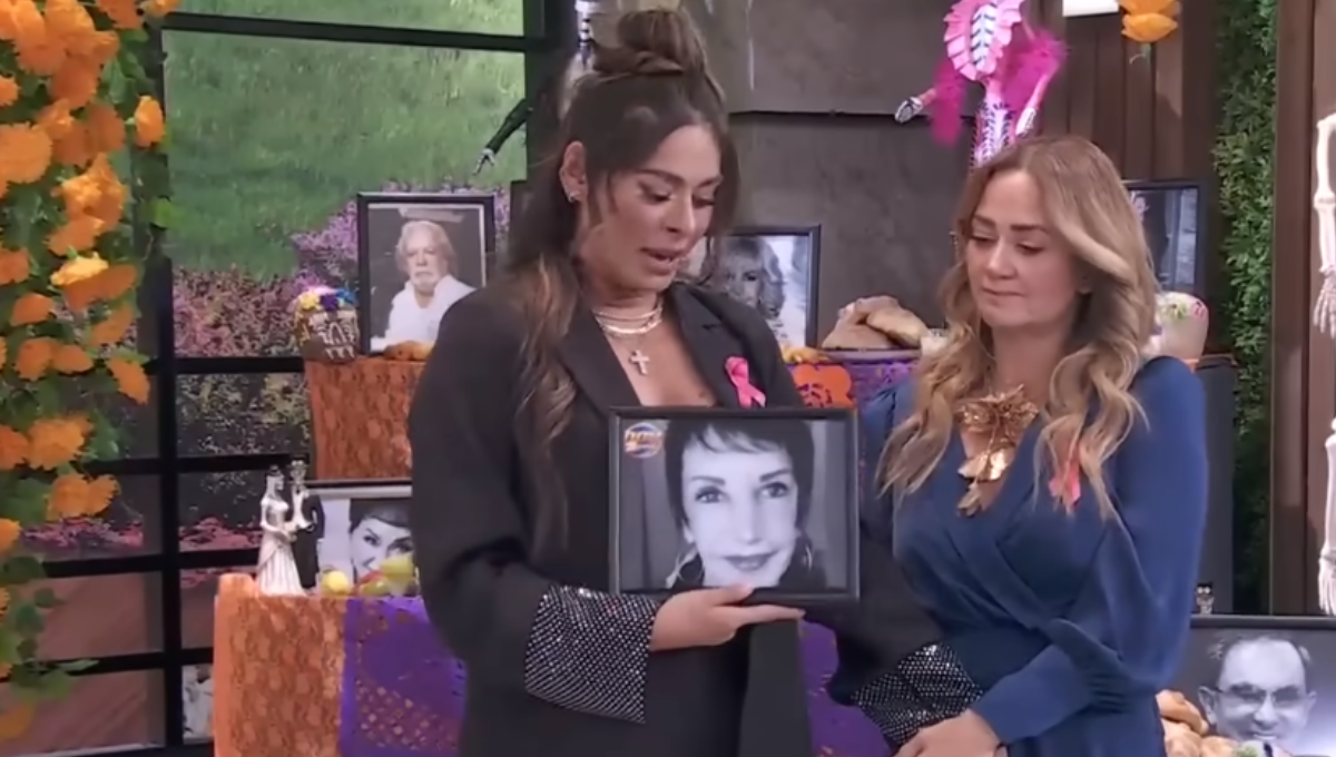 Andrea Legarreta rompe en llanto al poner a su mamá en la ofrenda del programa "Hoy": VIDEO