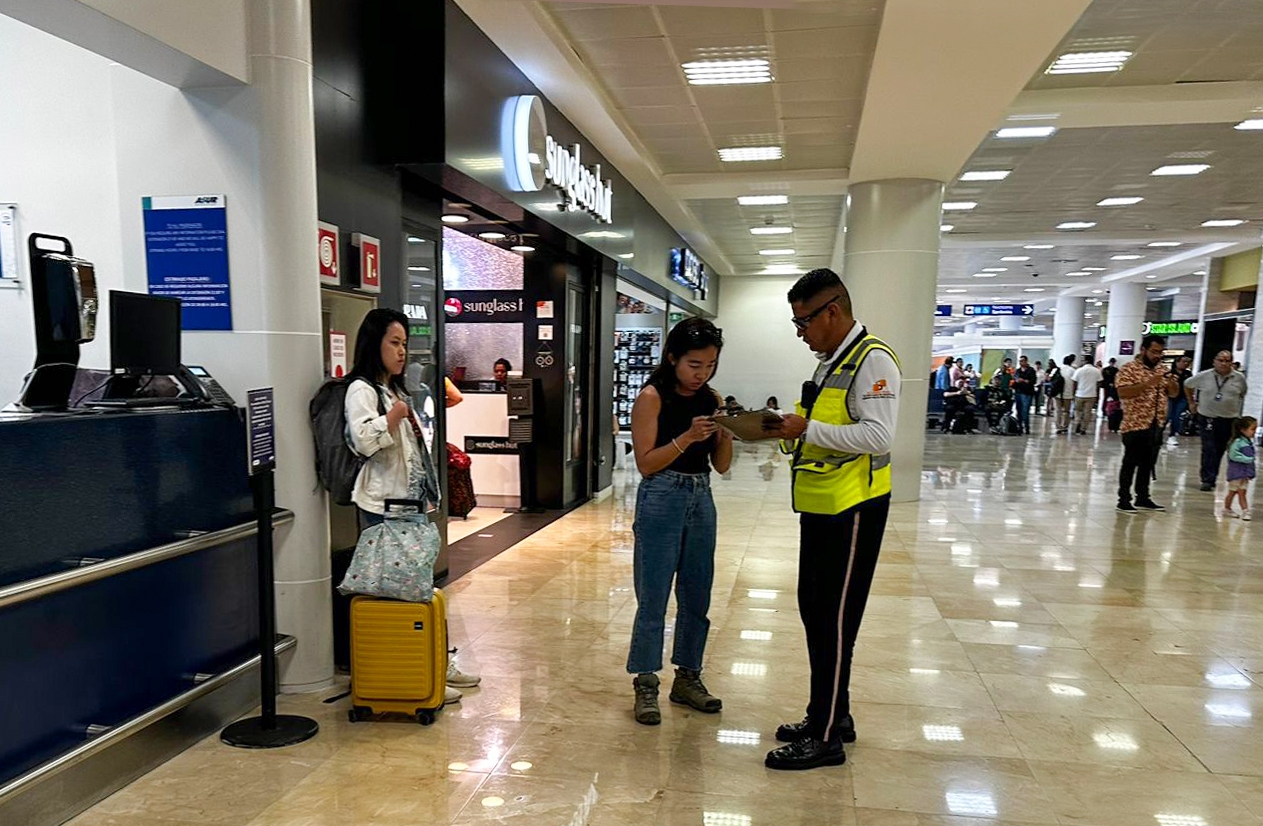 Taxista de Cancún estafa a turista en el aeropuerto; le cobra 4 mil pesos por un viaje al Centro