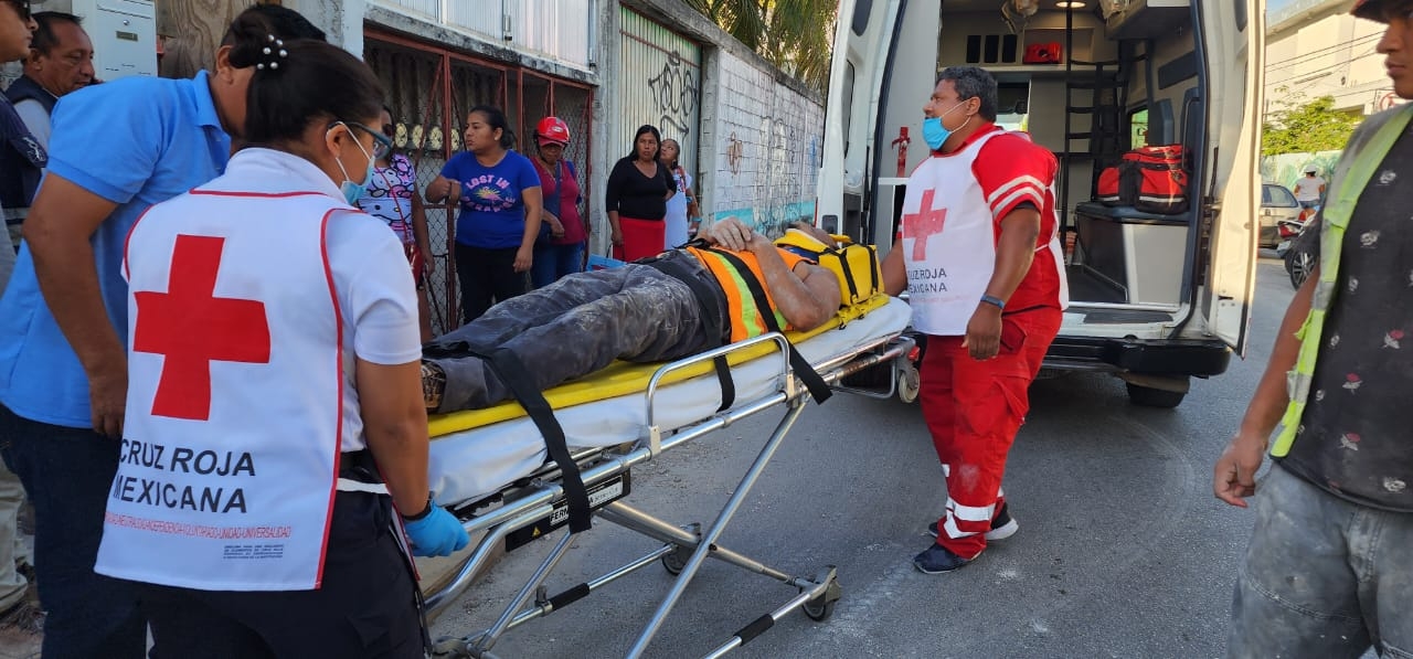 Albañil cae de un andamio en una obra de departamentos en Cozumel