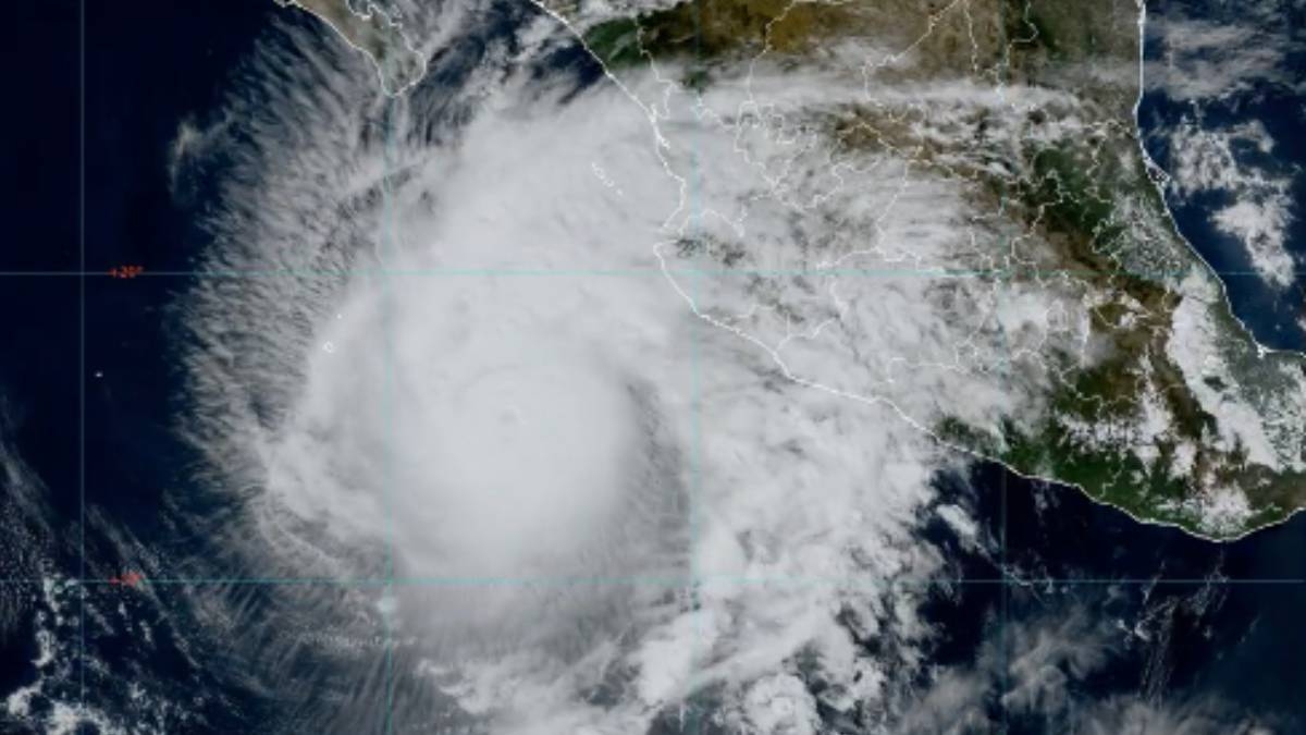 Huracán Norma se fortalece a categoría 3 antes de tocar tierra en Baja California Sur