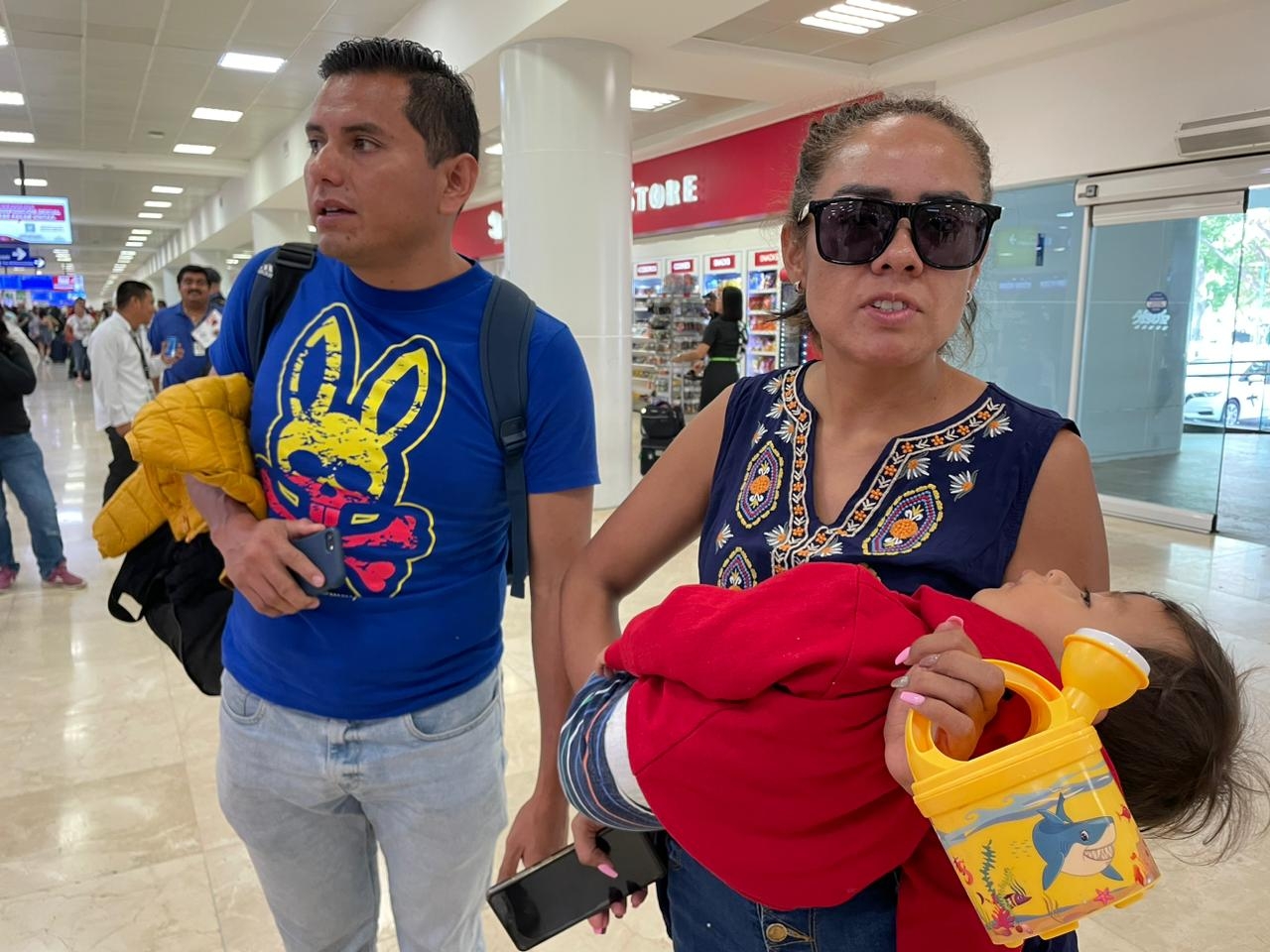 Turistas de Puebla acusan a ADO de perder la maleta de su bebé en el aeropuerto de Cancún