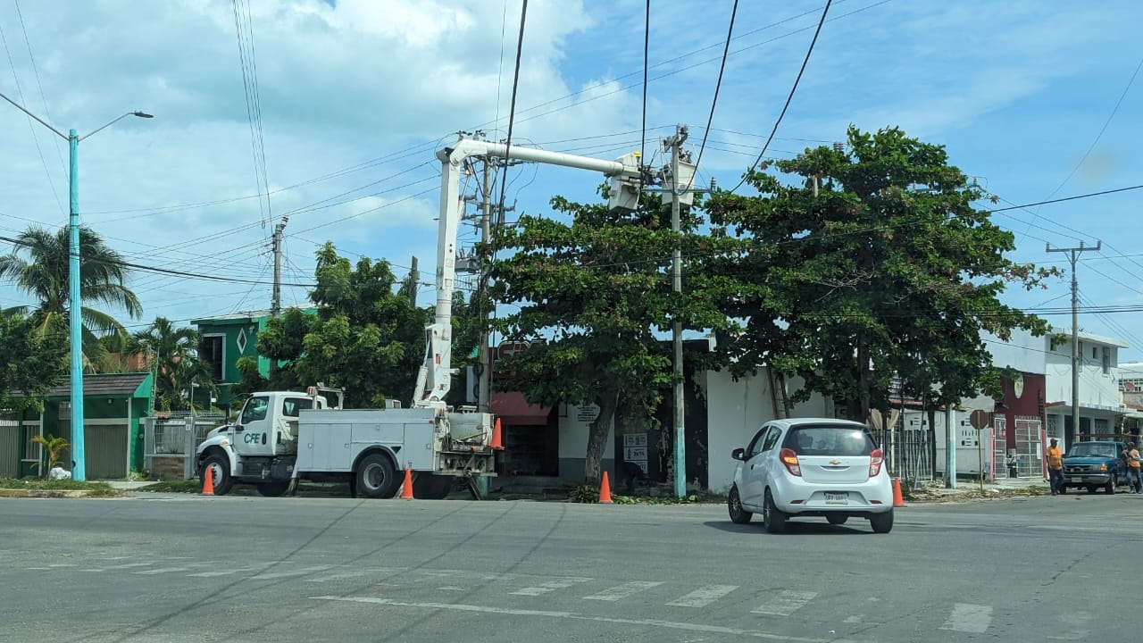 Vecinos comentaron que los operarios de la Comisión Federal de Electricidad están cambiando cables y transformadores