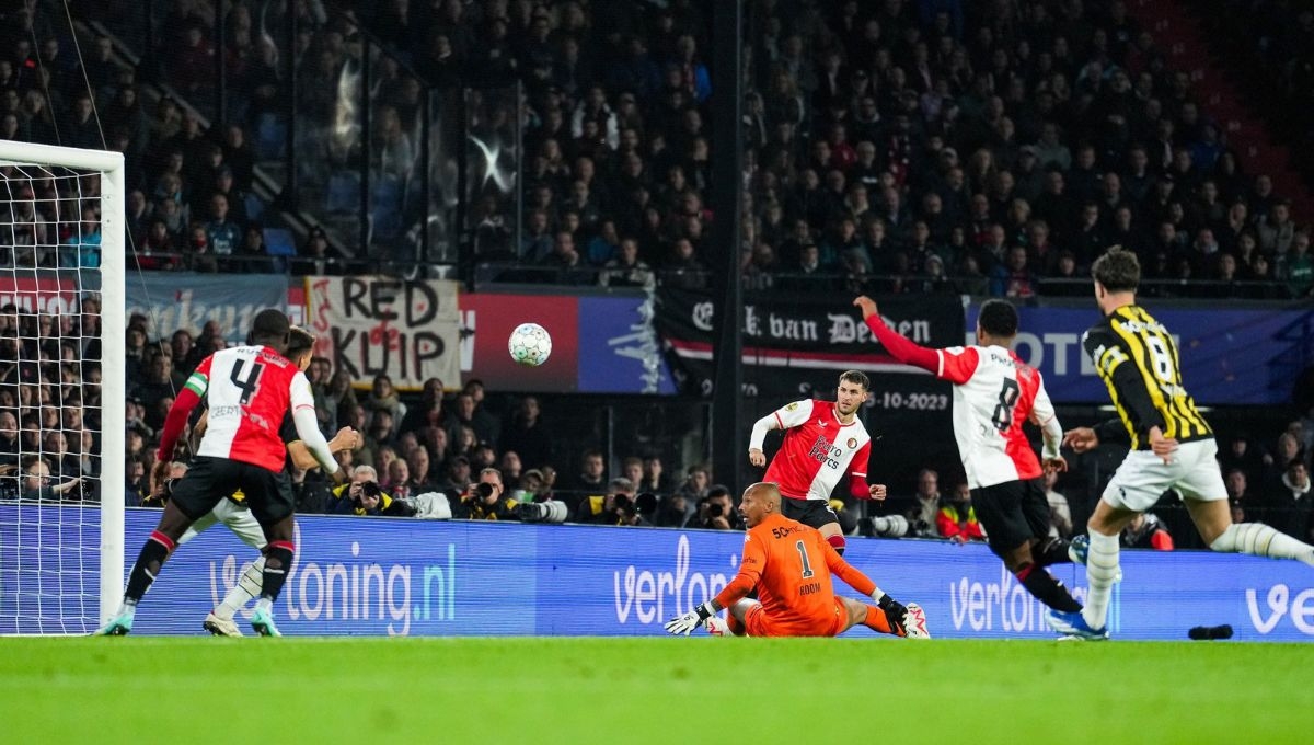 Santiago Giménez sigue en plan grande y hoyle tocó volver a marcar frente al Vitesse