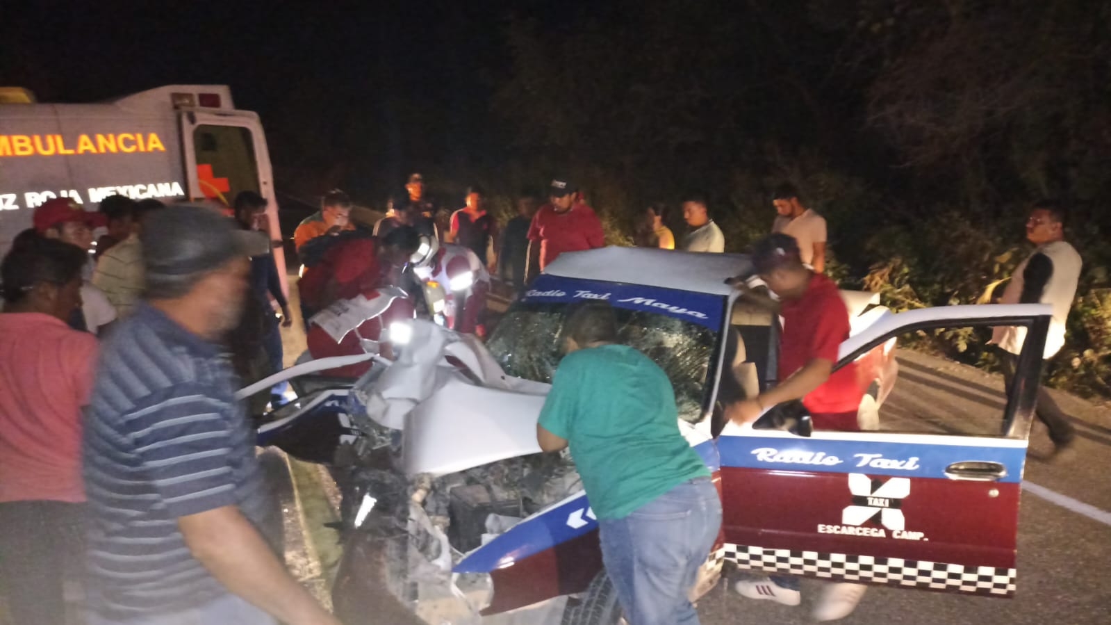 Una mujer resulta lesionada tras choque de taxi contra camión en Escárcega