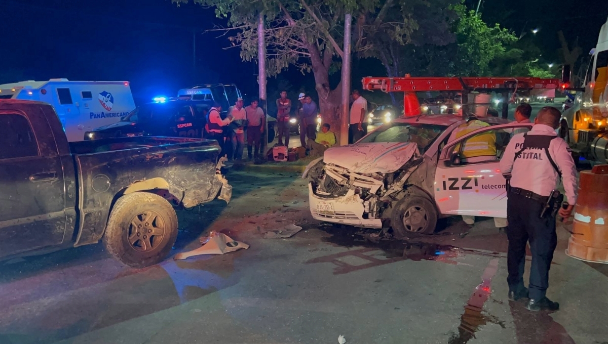 Auto choca por alcance a una camioneta en Campeche y deja cinco personas heridas