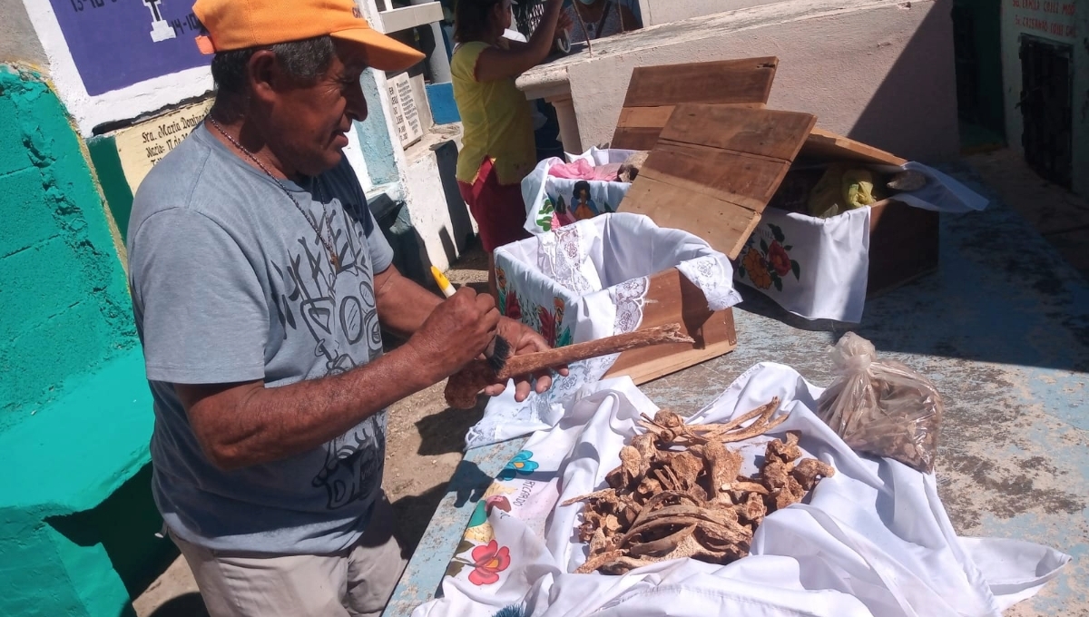 Habitantes de Pomuch, Campeche, comienzan la limpieza de huesos previo al Día de Muertos