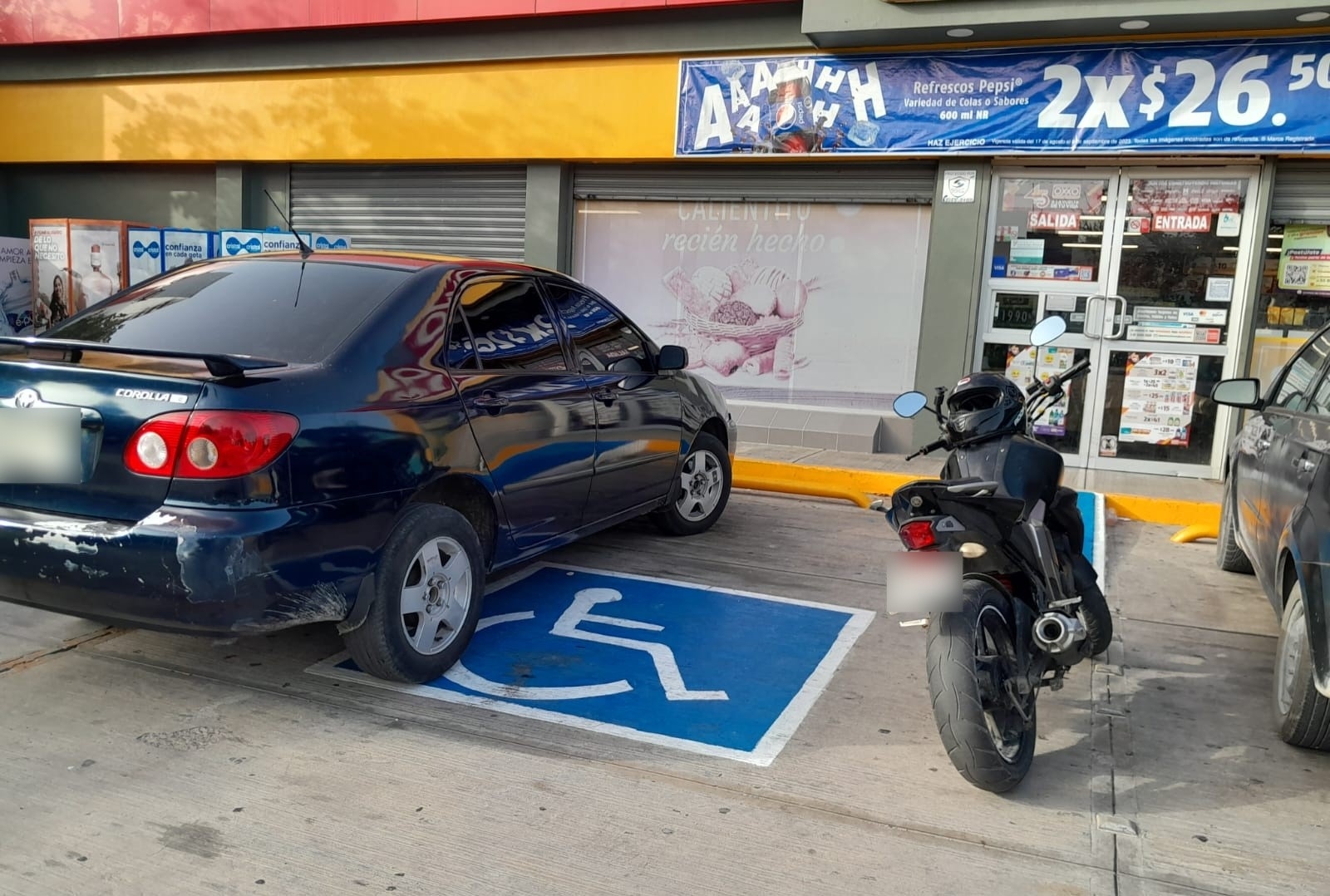 Autoridades de Playa del Carmen ignoran quejas sobre el uso de espacios para discapacitados