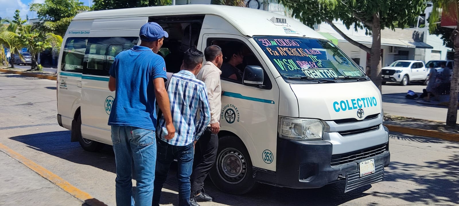 Automovilistas de Playa del Carmen obstruyen paraderos de transportes