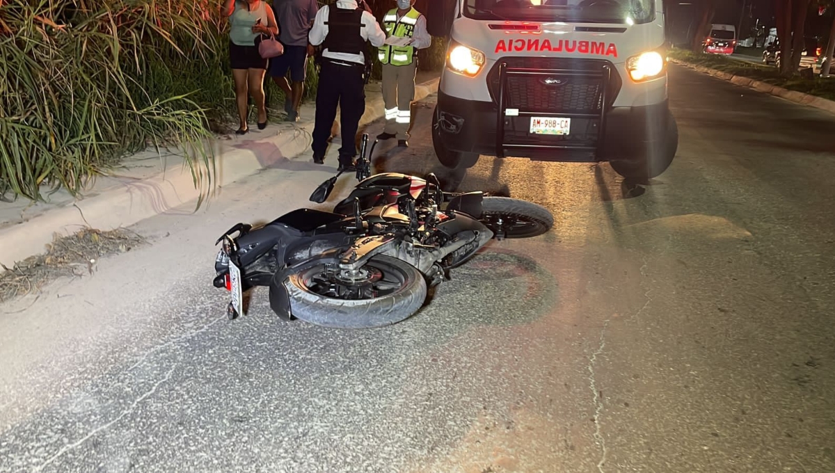 Campeche: Motociclista derrapa luego de enredarse en un cable de Telmex caído