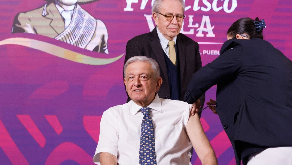 El presidente Andrés Manuel López Obrador recibió este martes las vacunas contra COVID-19 e Influenza