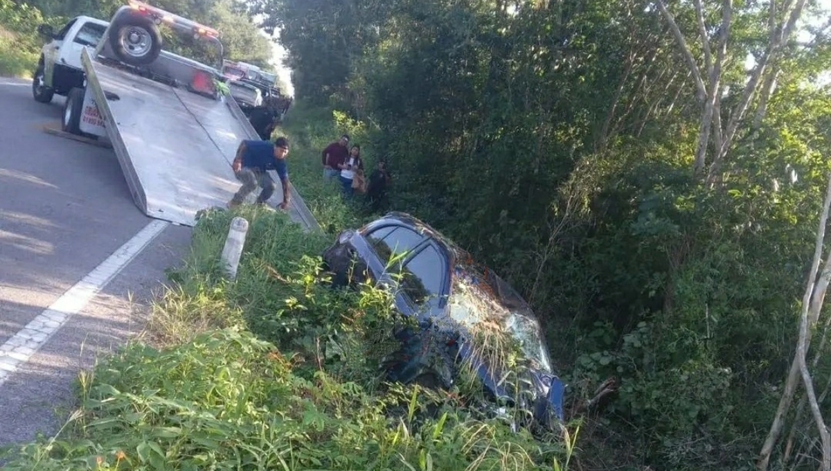Maestros terminan entre la maleza al sufrir accidente vial en Tixcacalcupul, Yucatán