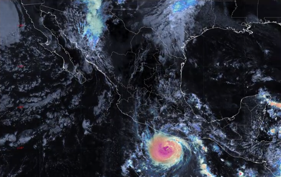 Huracán Otis se intensifica a categoría 3 frente a las costas de Guerrero