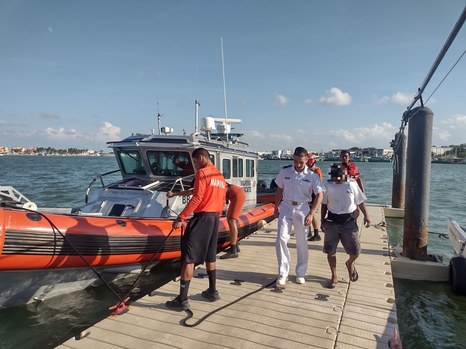Rescatan a abuelito luego de naufragar durante 48 horas en el mar de Progreso