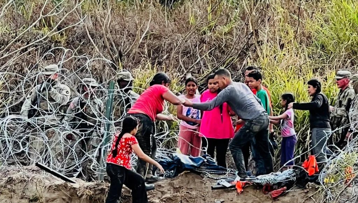 Más de 50 migrantes cruzan el Río Bravo tras derribar a agentes de Estados Unidos