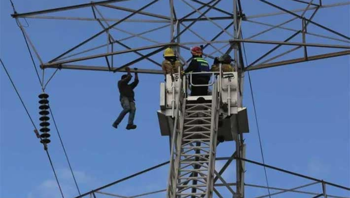 'Spiderman' de Hermosillo pasa más de 10 horas sobre una torre de la CFE: VIDEO