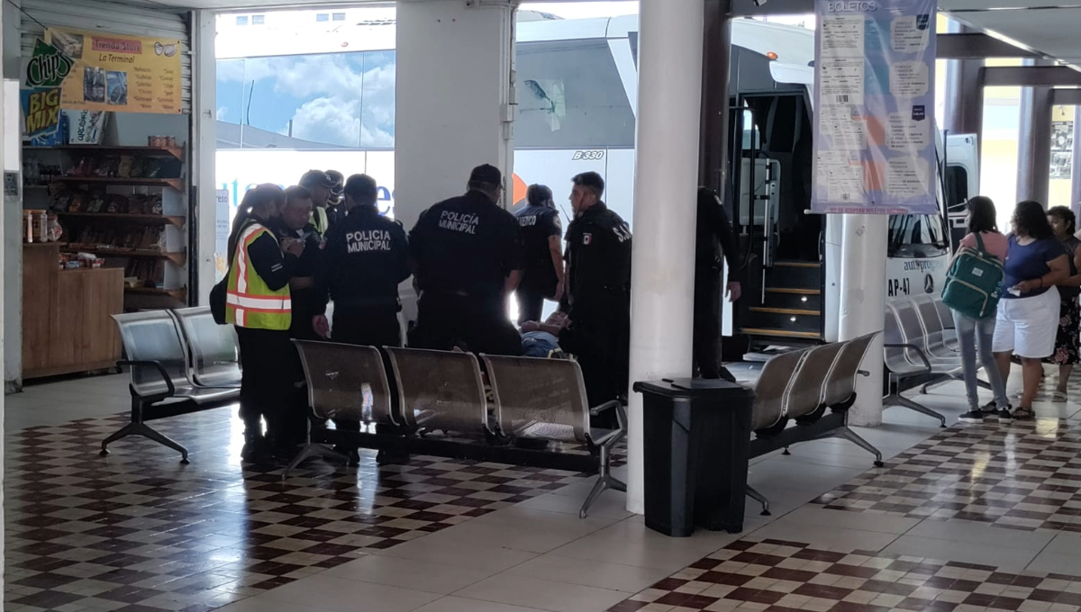Hombre convulsiona en la terminal de Progreso, Yucatán