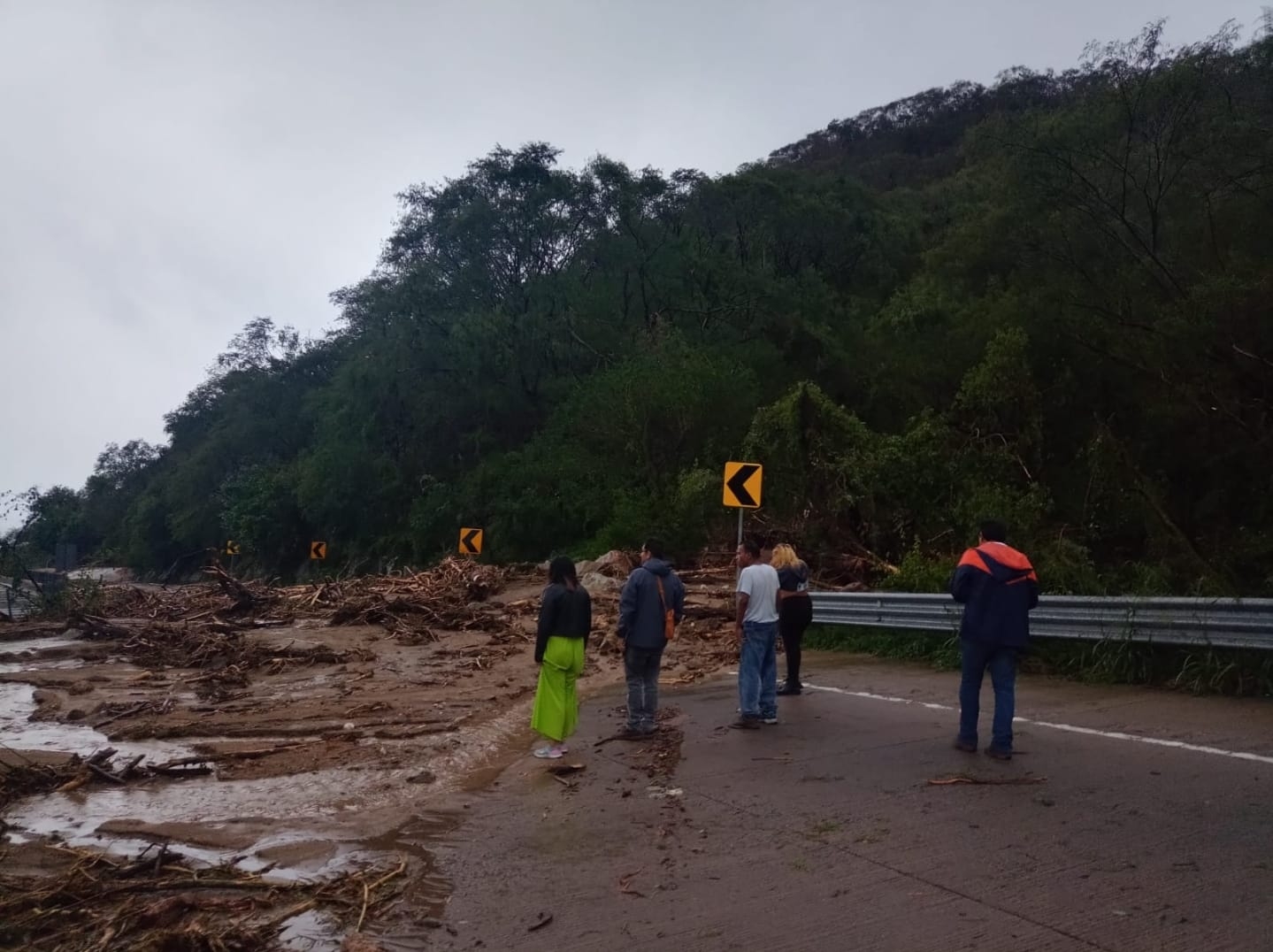 Reabren la autopista México-Acapulco tras el paso del Huracán Otis