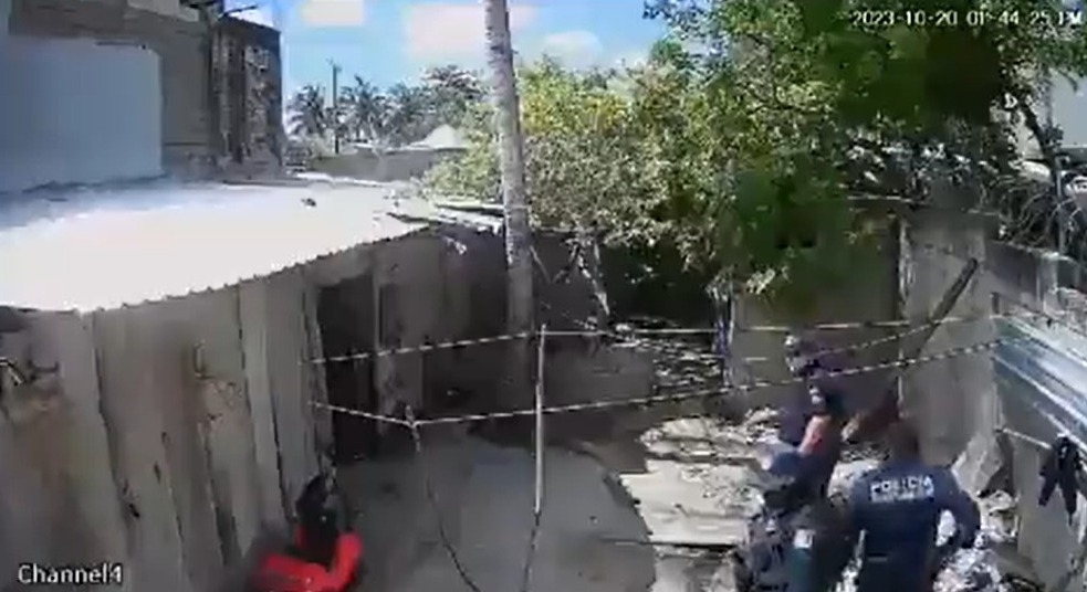 Exhiben a policías de Puerto Morelos por causar daños en una casa