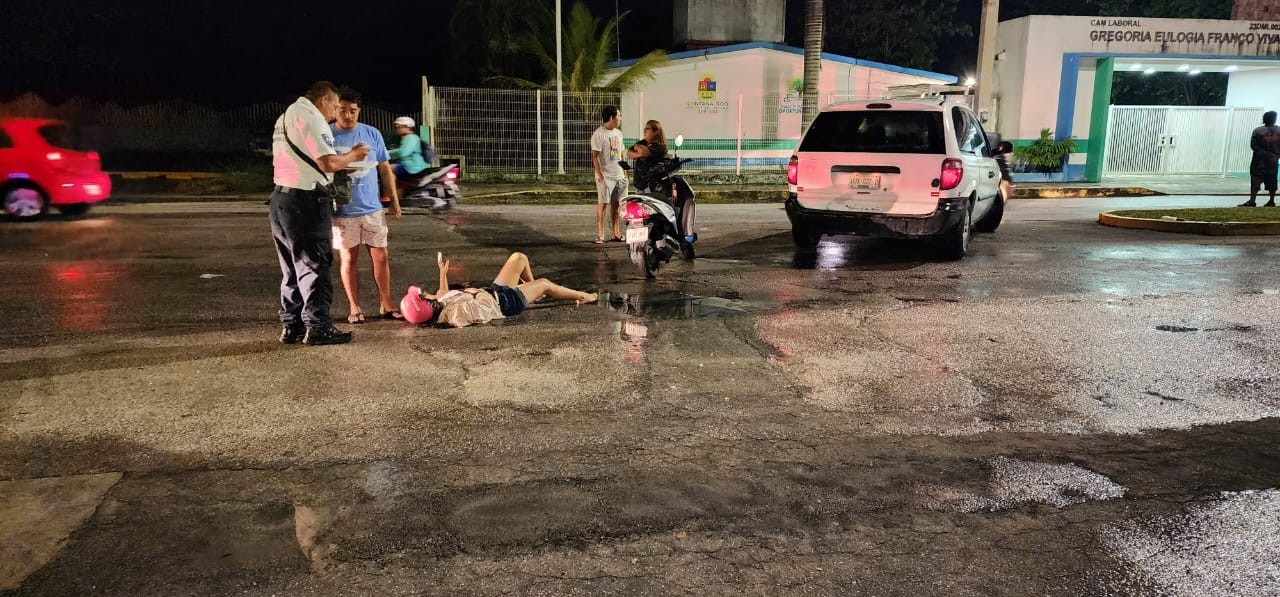 Motociclista se fractura la clavícula al chocar contra una camioneta en Cozumel