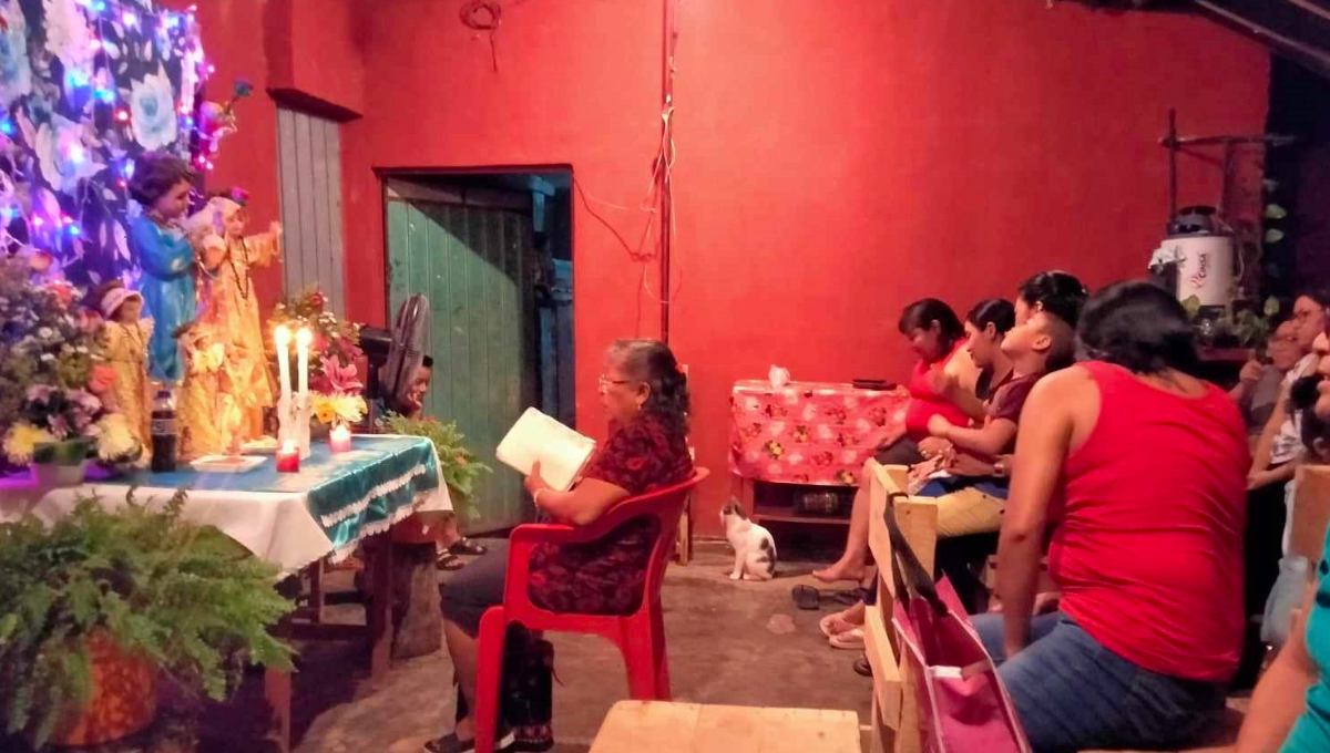 Preparan rezos para mantener vivas las tradiciones del Día de Muertos en Acanceh, Yucatán