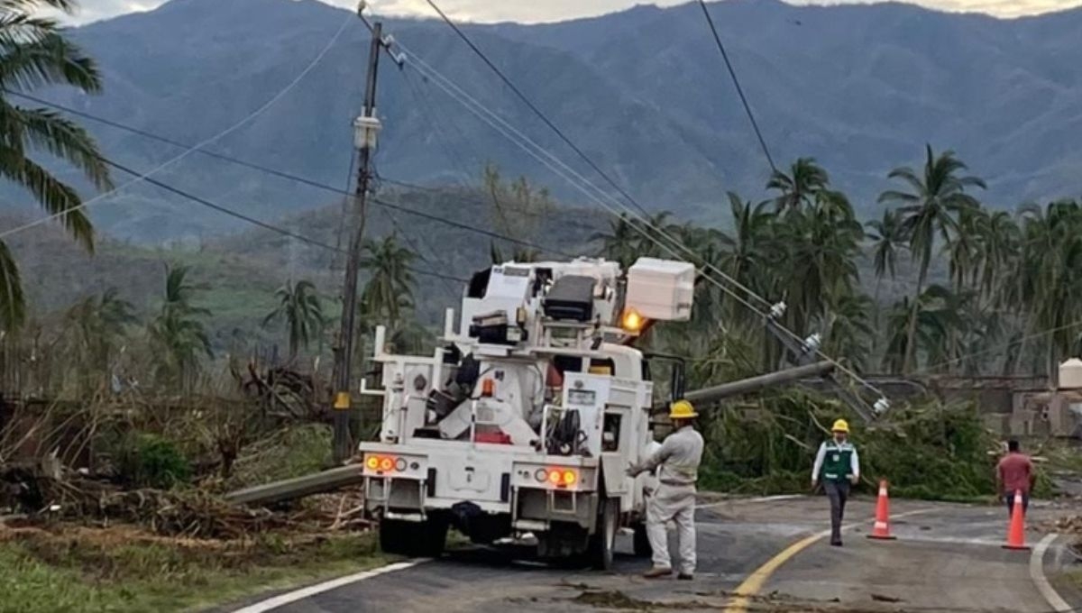 Huracán Otis: CFE agiliza labores en Guerrero para restablecer servicio eléctrico