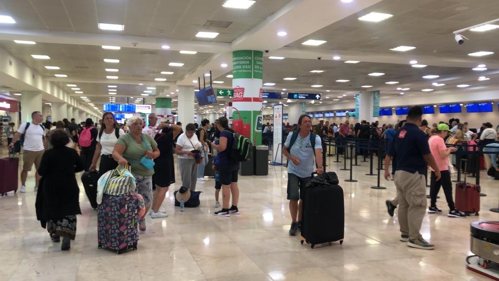 Gran afluencia en el Aeropuerto Internacional de Cancún

