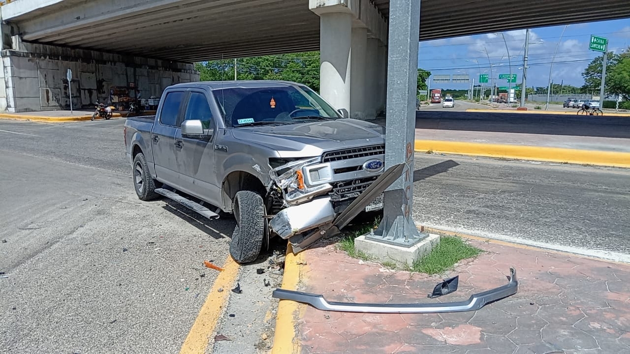 Por evitar que se estrellaran de frente, el conductor de una camioneta se estrelló contra un poste