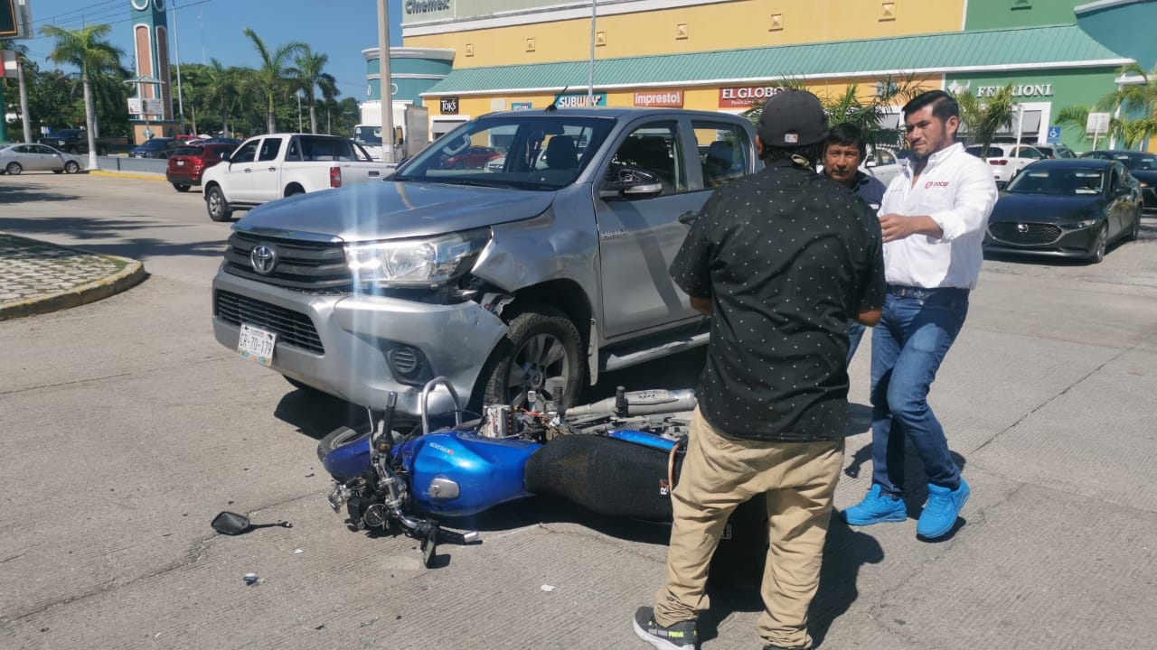 Conductor arrastra a un motociclista afuera de una plaza de Ciudad del Carmen
