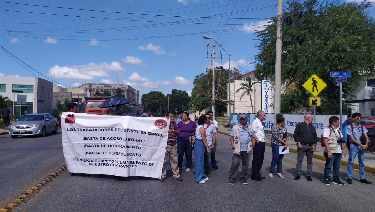 Sindicalizados del STIRTT bloquean avenida en Mérida; exigen un alto al acoso laboral
