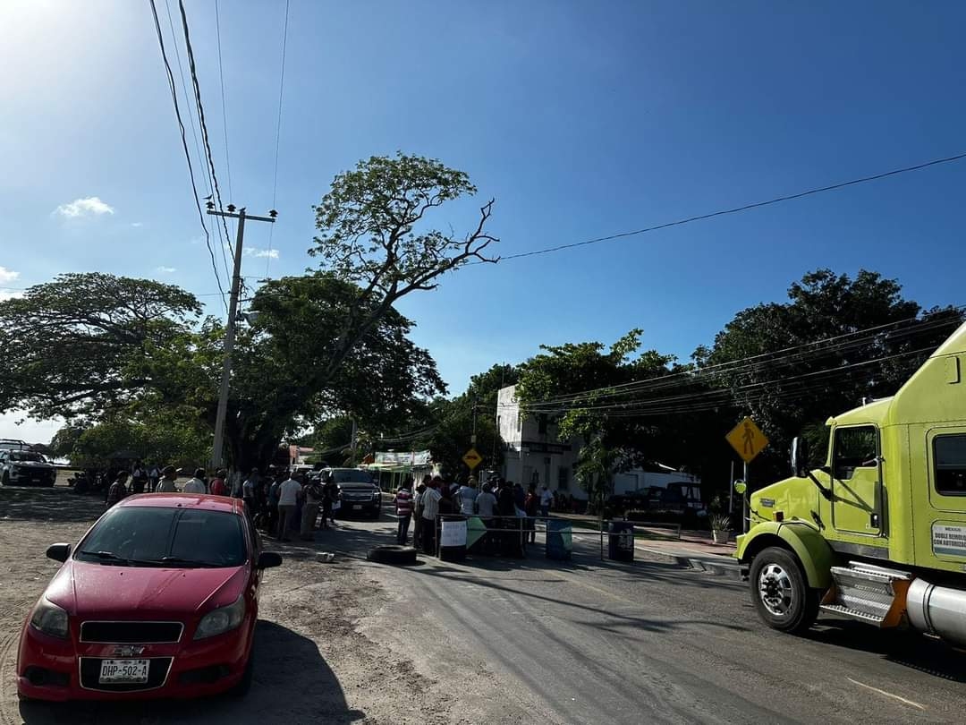 Pobladores de Atasta reabren la carretera Ciudad del Carmen-Villahermosa
