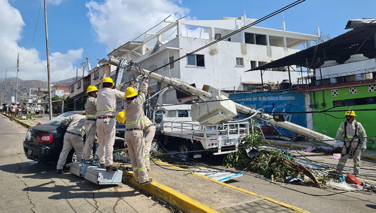 La Comisión Federal de Electricidad redobla esfuerzos para restablecer el servicio eléctrico en su totalidad, en las localidades afectadas por el Huracán Otis en Guerrero