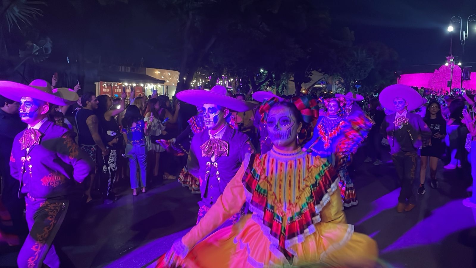 Miles de personas acuden al Desfile de las Catrinas y Festival de las Ánimas en Yucatán