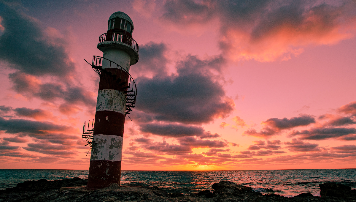 Faro de Punta Cancún: Conoce al vigilante que se niega a caer