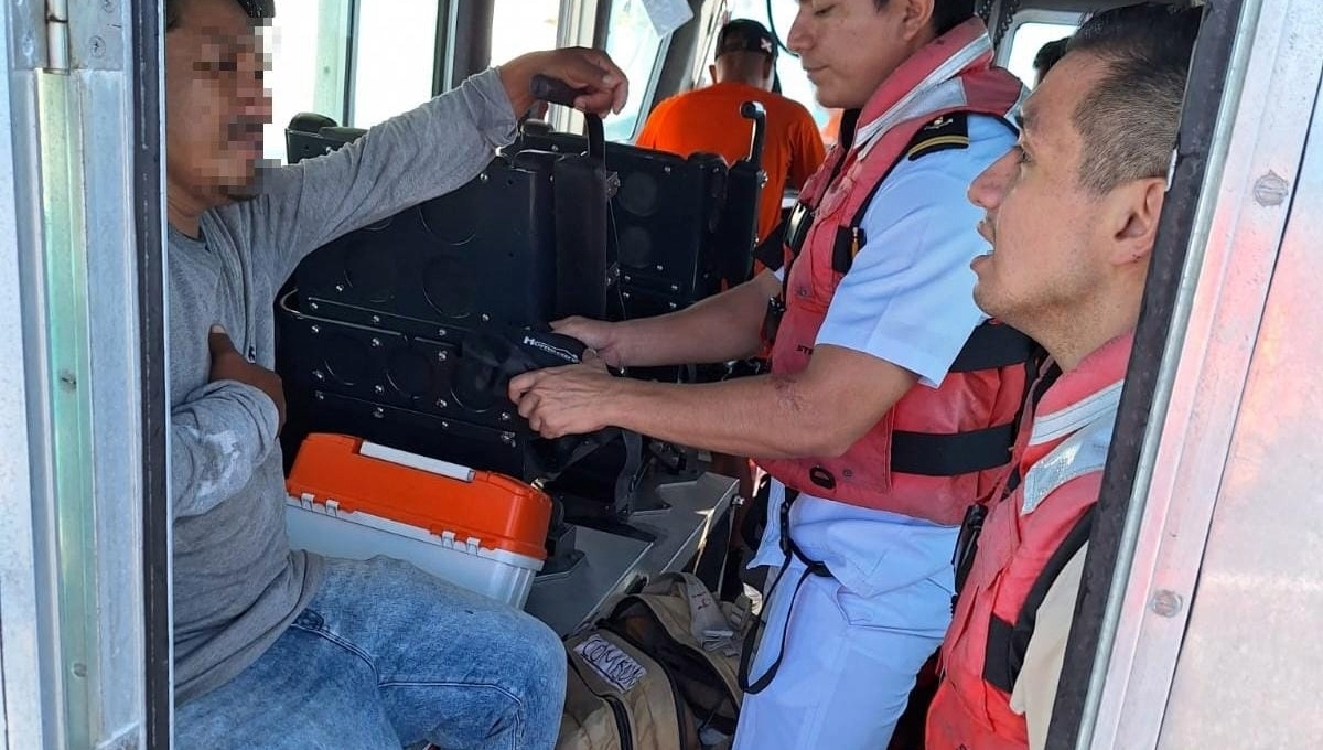 Marina rescata a un pescador de Progreso con problemas respiratorios en altamar