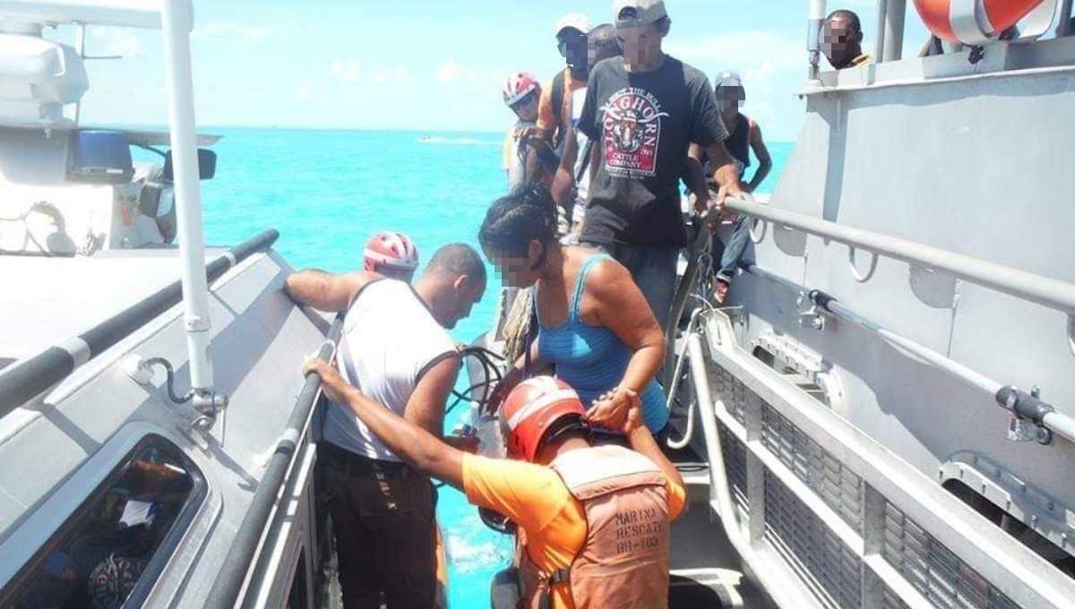 Pescadores rescatan a ocho cubanos en una barca en Progreso