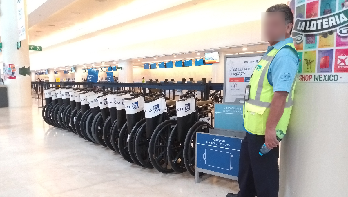 Falta de turistas en el aeropuerto de Cancún 'golpea' bolsillos de rentadores de sillas de rueda