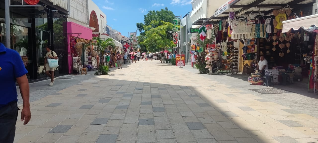 Restaurantes de Playa del Carmen se quedan sin personal durante la temporada baja