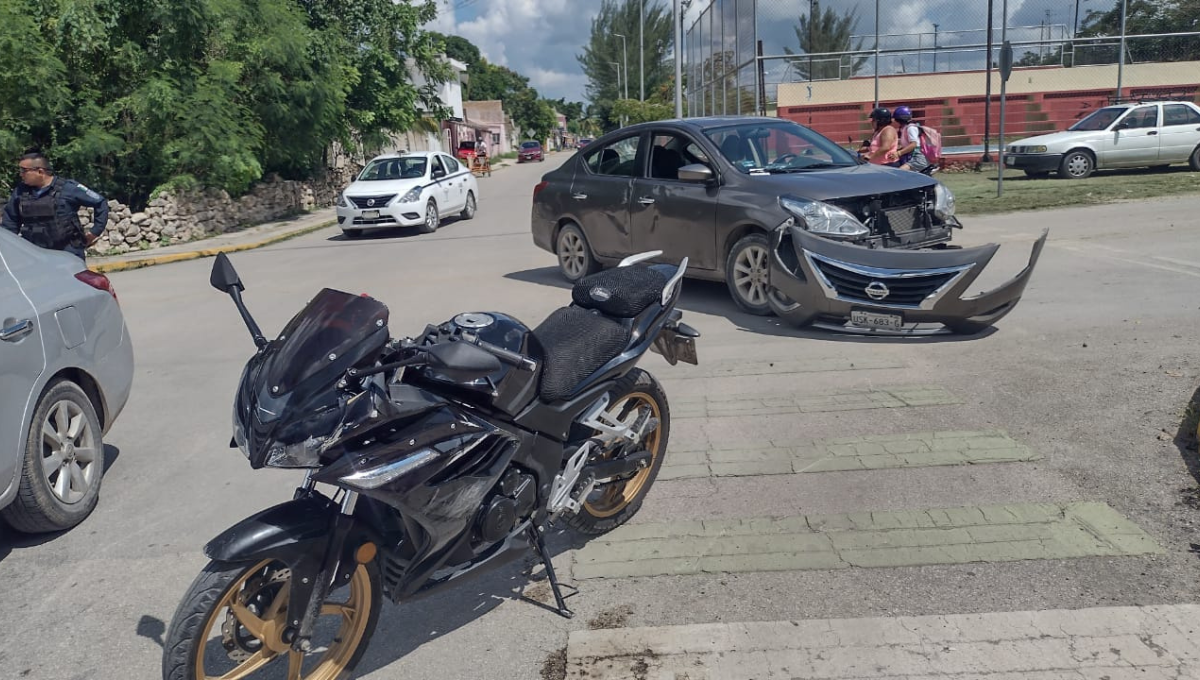 Motociclista choca y desbarata el frente de un auto en Felipe Carrillo Puerto