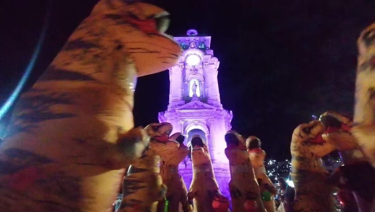 Tiranosaurios se viralizan por bailar el 'Payaso de Rodeo’ en el Reloj de Pachuca
