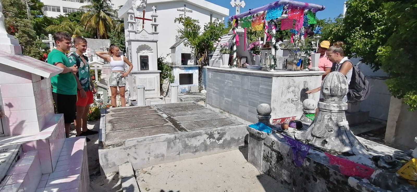 Turistas visitan la cripta del pirata Fermín Mundaca en Isla Mujeres a horas del Día de Muertos