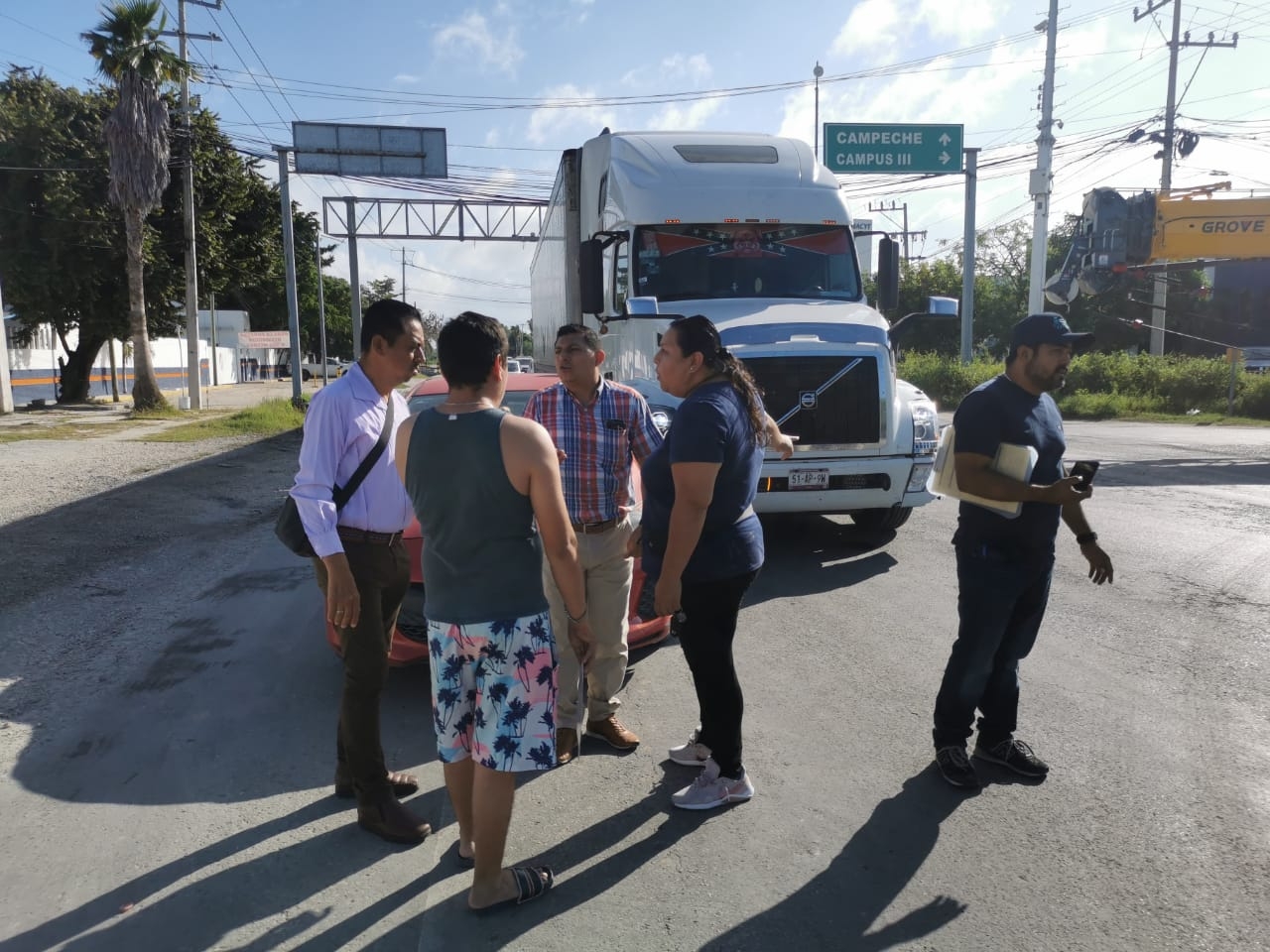 Conductor ocasiona un accidente tras intentar rebasar a un tráiler en Ciudad del Carmen