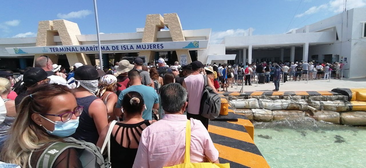 Hoteleros y empresarios exigen el retorno del cruce de medianoche a Isla Mujeres