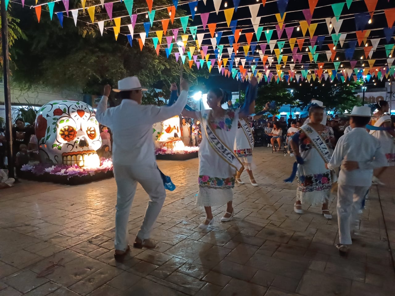 Estudiantes de Tizimín preservan las tradiciones del Hanal Pixán en Yucatán: FOTOS