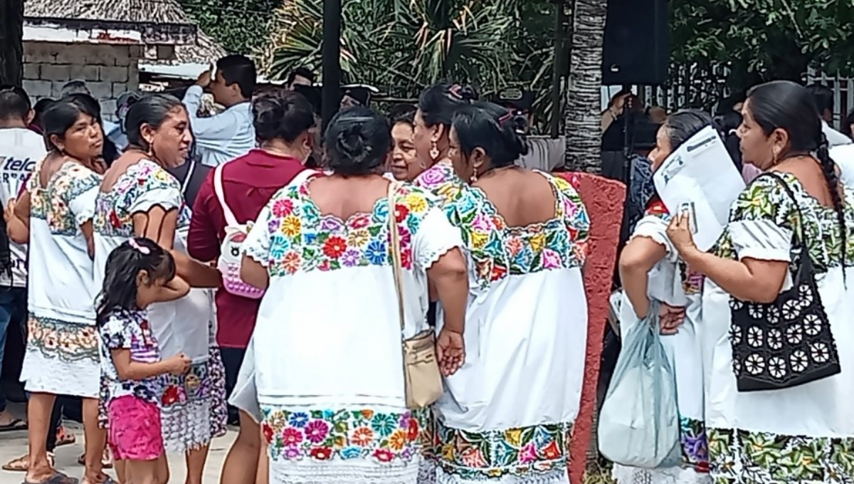 Mujeres mayas de Felipe Carrillo Puerto le hacen "el feo" al hipil