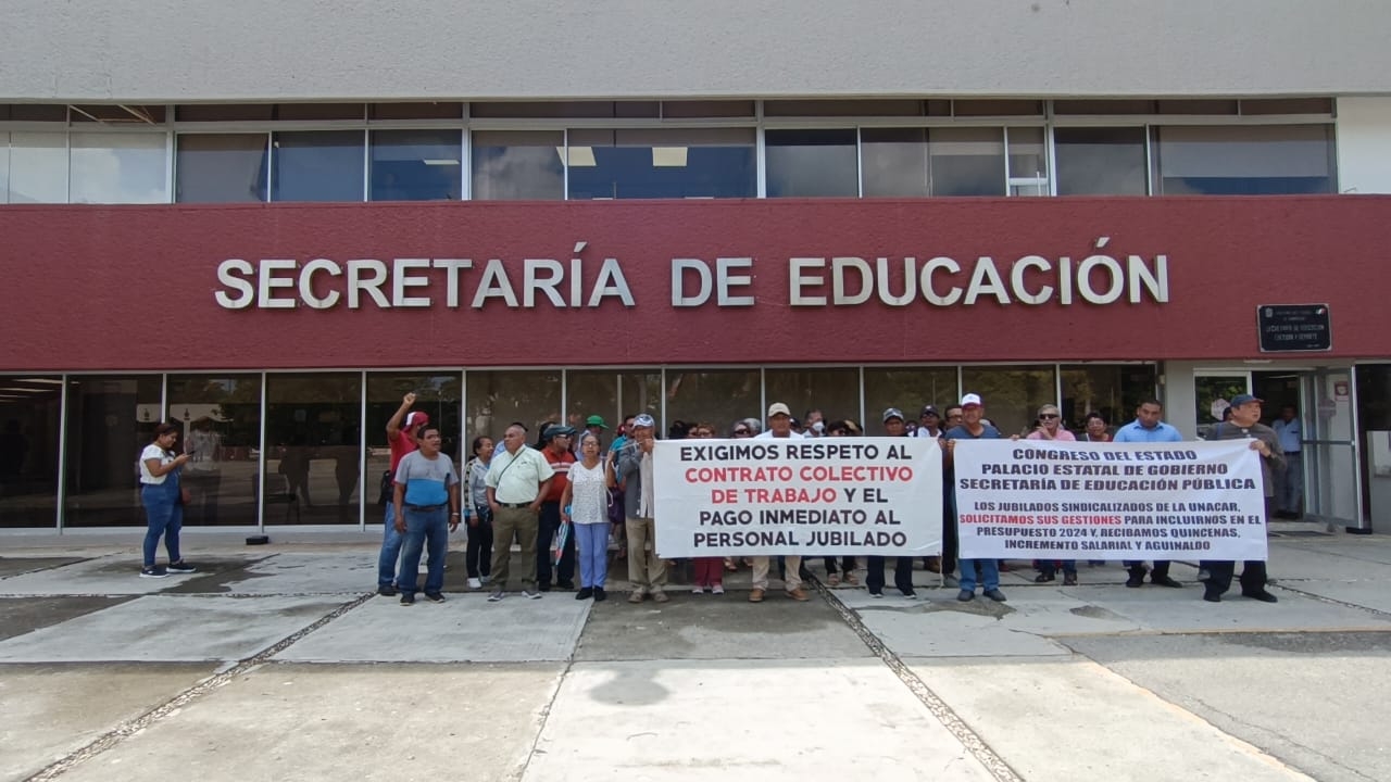 Jubilados de la Unacar protestan en el edificio de la Secretaría de Educación en Campeche: EN VIVO