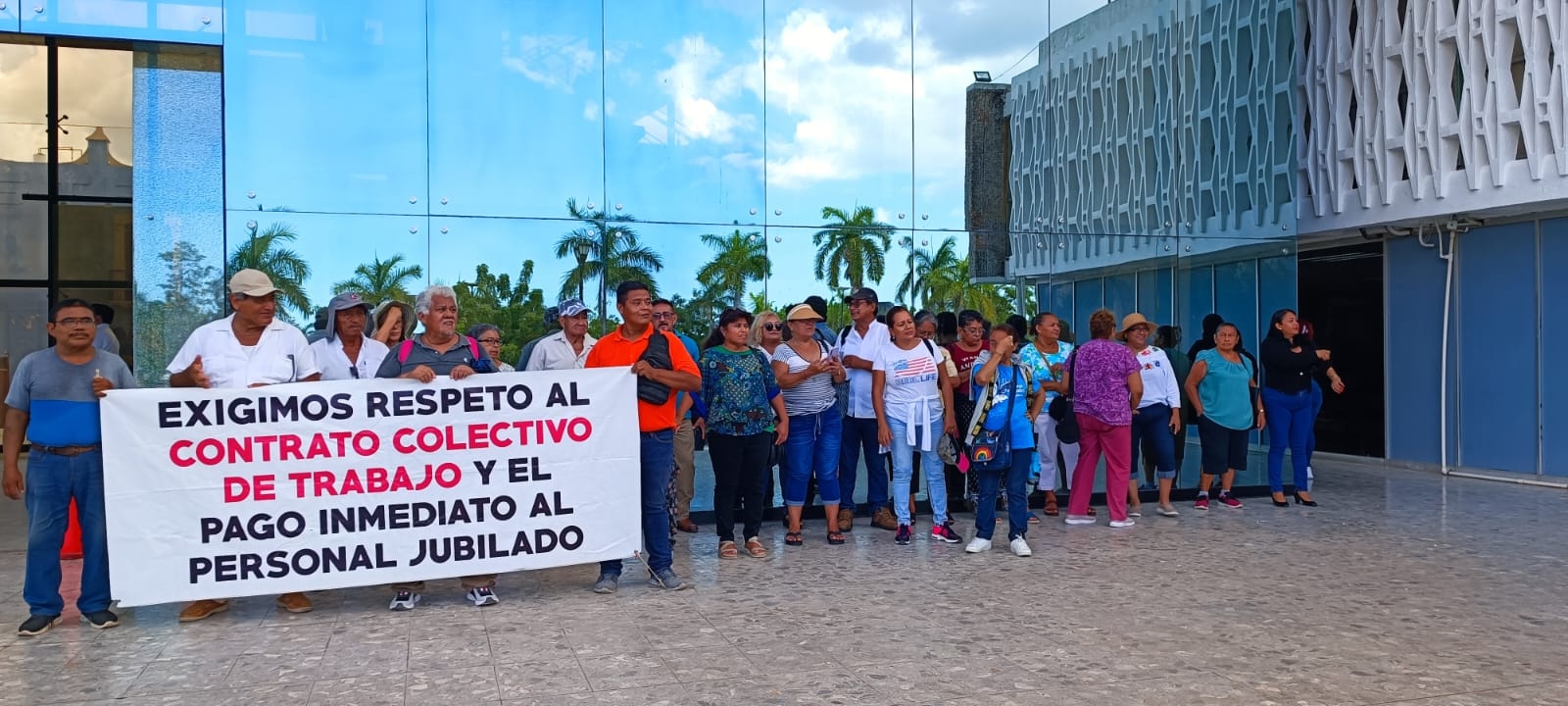 Jubilados de la Unacar continúan su protesta, ahora en el Palacio de Gobierno de Campeche: EN VIVO