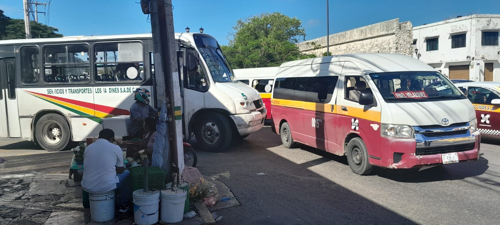 Choferes de transporte público se pelean tras involucrarse en un choque en Campeche