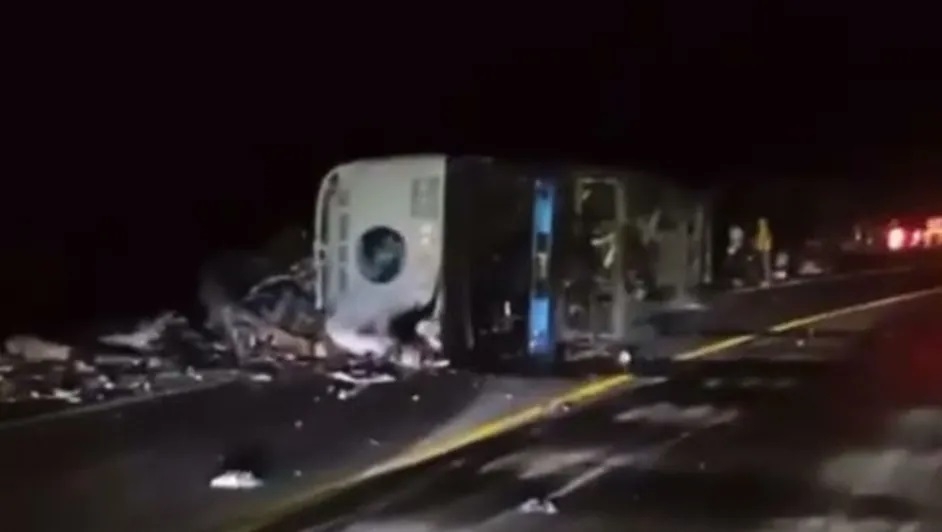 Volcadura en Oaxaca deja al menor cinco migrantes muertos y 15 heridos