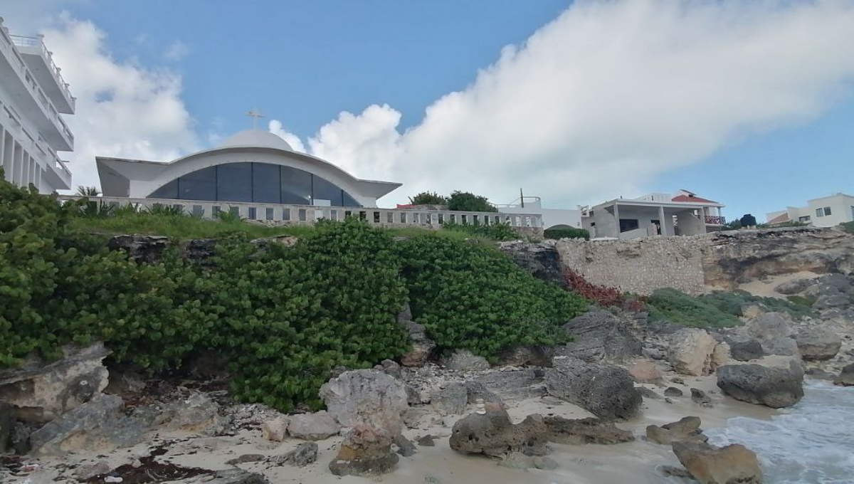 Rellenan cuevas en acantilados en Isla Mujeres por riesgo de derrumbe de 20 casas